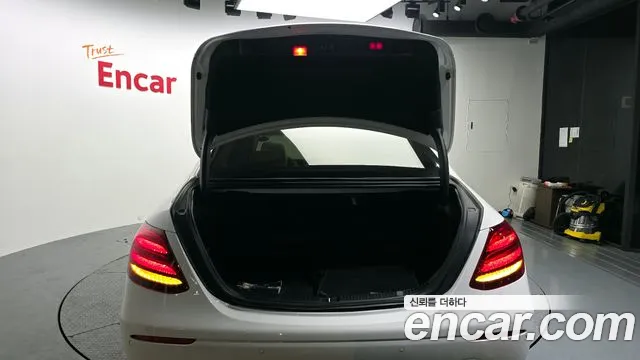 Mercedes-Benz E-Class 2018 — фото 20