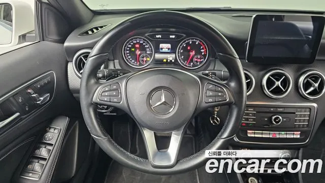 Mercedes-Benz A-Class 2016 — фото 13