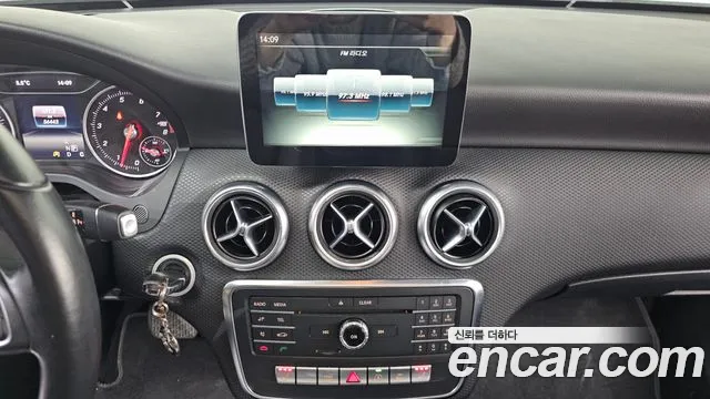 Mercedes-Benz A-Class 2016 — фото 14