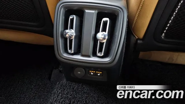 Volvo XC40 2021 — фото 17
