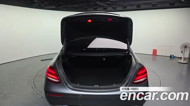 Mercedes-Benz E-Class 2019 — фото 20
