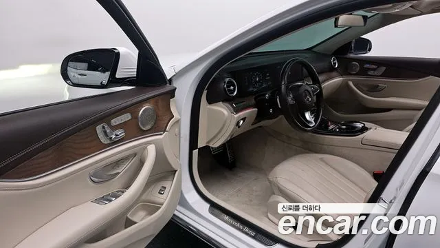 Mercedes-Benz E-Class 2017 — фото 11