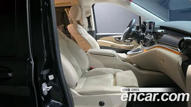 Mercedes-Benz V-Class 2023 — фото 10