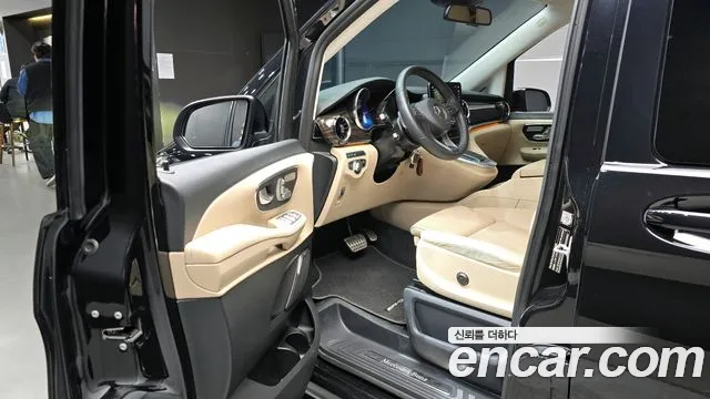 Mercedes-Benz V-Class 2023 — фото 11
