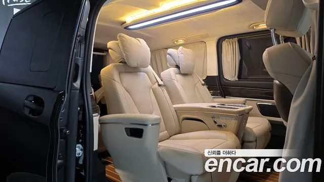 Mercedes-Benz V-Class 2023 — фото 12