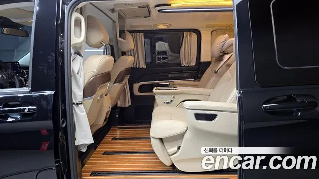 Mercedes-Benz V-Class 2023 — фото 13