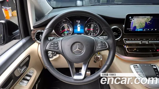 Mercedes-Benz V-Class 2023 — фото 14