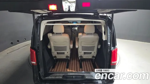 Mercedes-Benz V-Class 2023 — фото 20