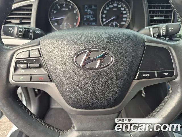 Hyundai AVANTE 2018 — фото 12