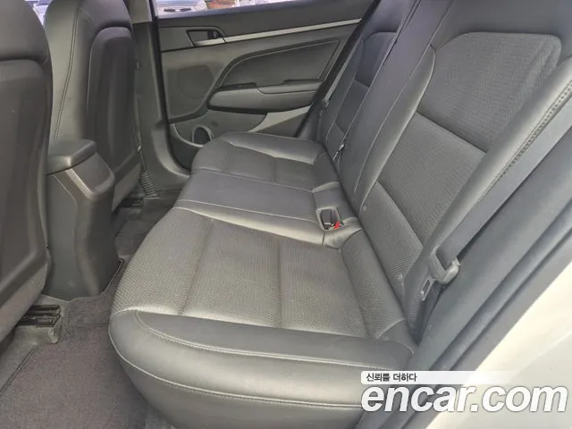 Hyundai AVANTE 2018 — фото 19