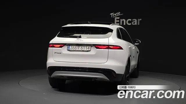 Jaguar F-PACE 2023 — фото 4