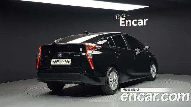 Toyota Prius 2017 — фото 2