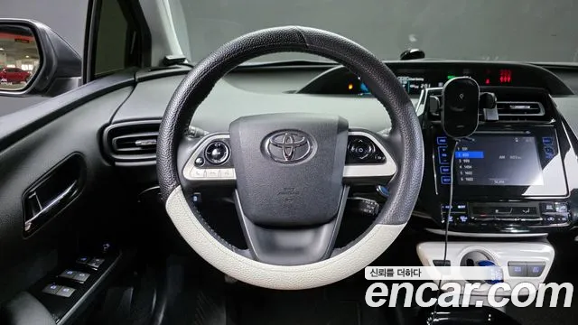 Toyota Prius 2017 — фото 13