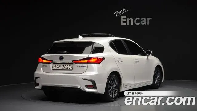 Lexus CT200h 2018 — фото 2