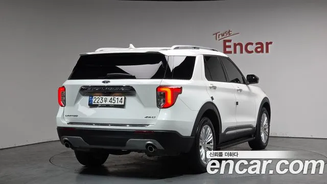 Ford Explorer 2023 — фото 1