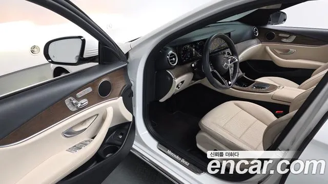 Mercedes-Benz E-Class 2022 — фото 9
