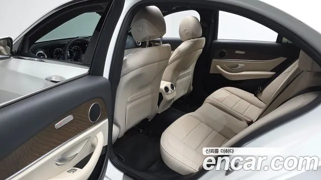 Mercedes-Benz E-Class 2022 — фото 10