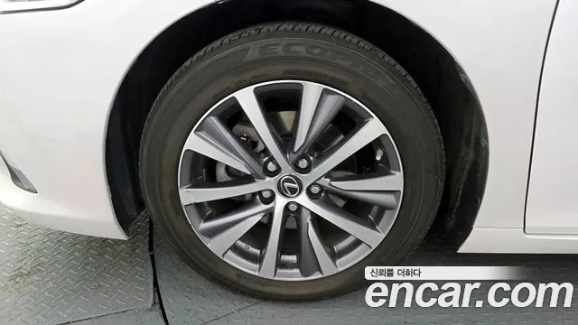 Lexus ES 2019 — фото 5