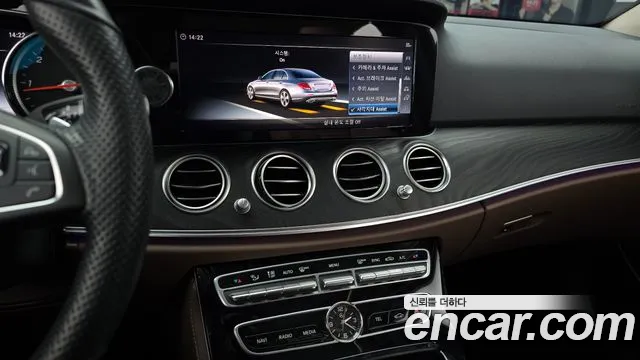 Mercedes-Benz E-Class 2018 — фото 15