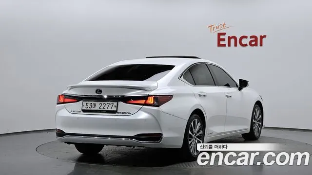 Lexus ES 2019 — фото 1