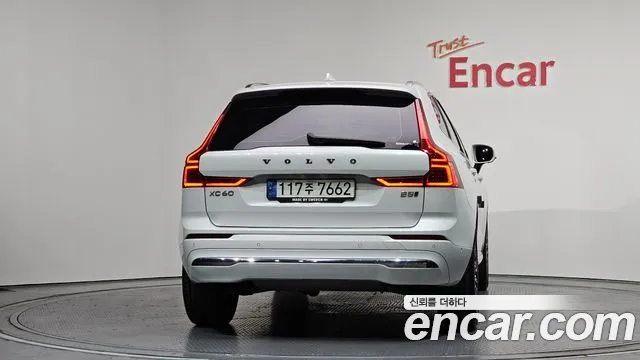 Volvo XC60 2022 — фото 4