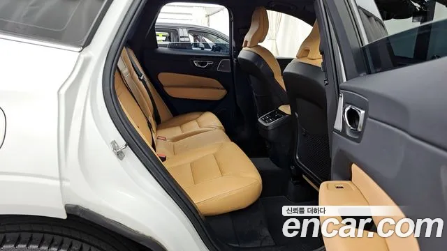 Volvo XC60 2022 — фото 12
