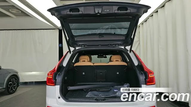 Volvo XC60 2022 — фото 20