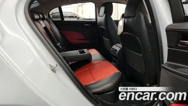 Jaguar XE 2016 — фото 12