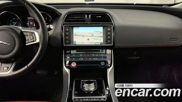 Jaguar XE 2016 — фото 14
