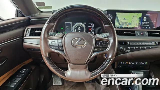Lexus ES 2020 — фото 13