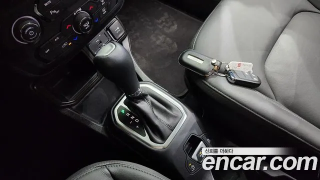 Jeep Renegade 2023 — фото 9