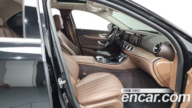 Mercedes-Benz E-Class 2020 — фото 11