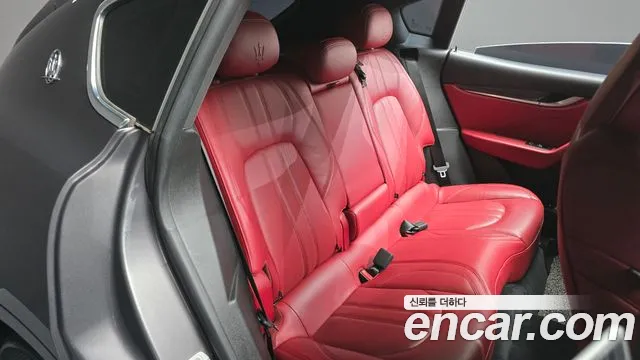 Maserati Levante 2017 — фото 12