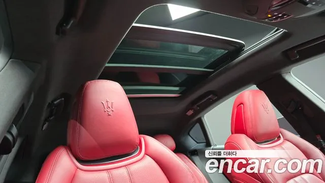 Maserati Levante 2017 — фото 19