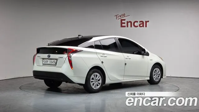 Toyota Prius 2017 — фото 2