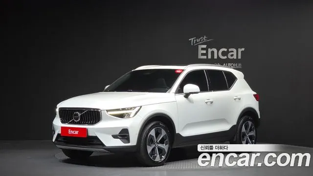 Volvo XC40 2023 — фото 1