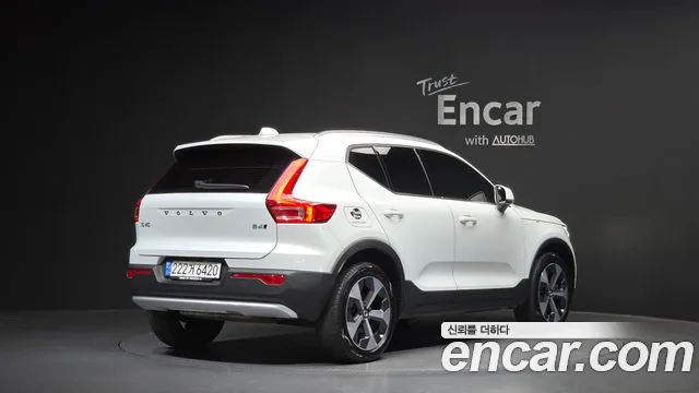 Volvo XC40 2023 — фото 2