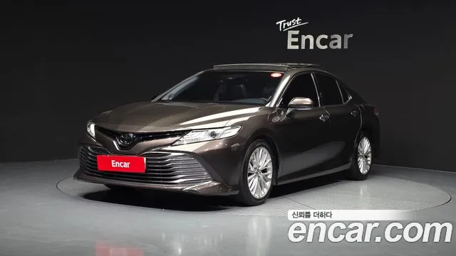 Toyota Camry 2019 — фото 1