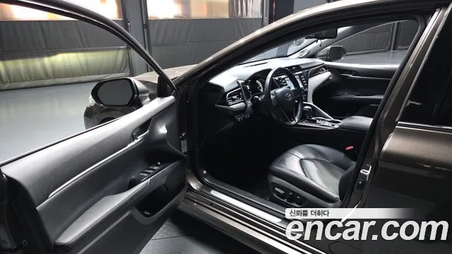Toyota Camry 2019 — фото 10