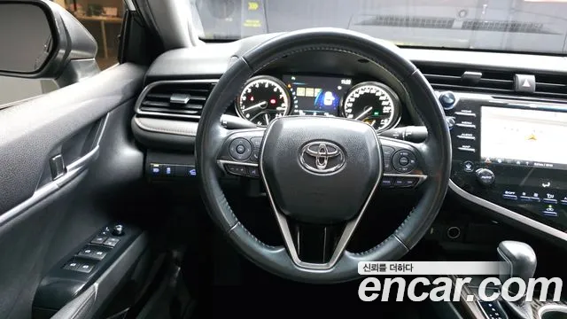 Toyota Camry 2019 — фото 13