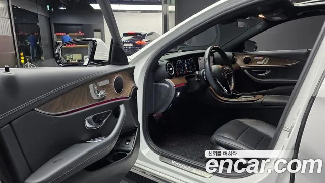 Mercedes-Benz E-Class 2022 — фото 10