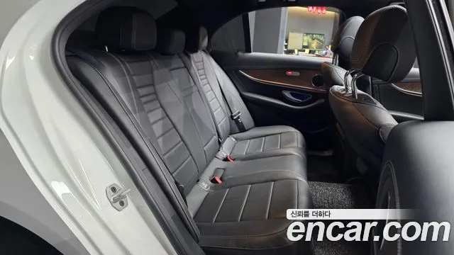 Mercedes-Benz E-Class 2022 — фото 12