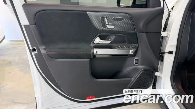 Mercedes-Benz GLB-Class 2025 — фото 13