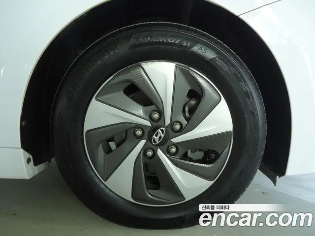 Hyundai Ioniq 2017 — фото 19