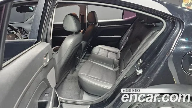 Hyundai AVANTE 2016 — фото 13