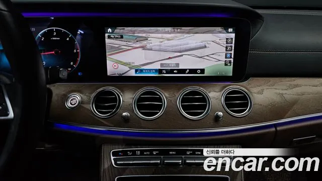 Mercedes-Benz E-Class 2021 — фото 15