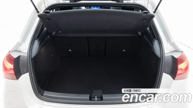 Mercedes-Benz A-Class 2025 — фото 11