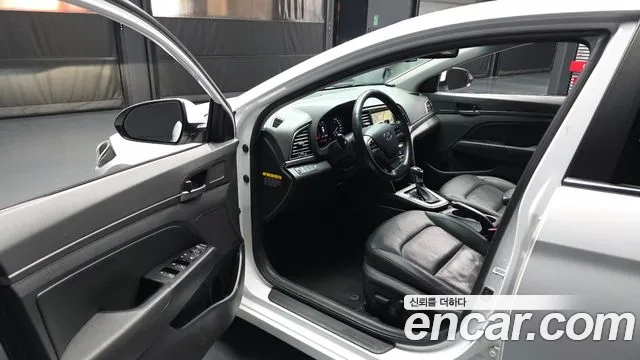 Hyundai AVANTE 2017 — фото 10