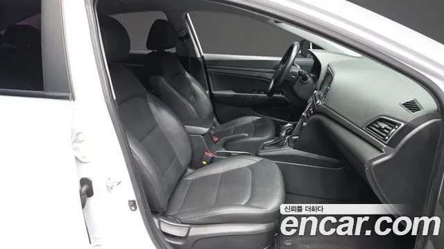 Hyundai AVANTE 2017 — фото 11