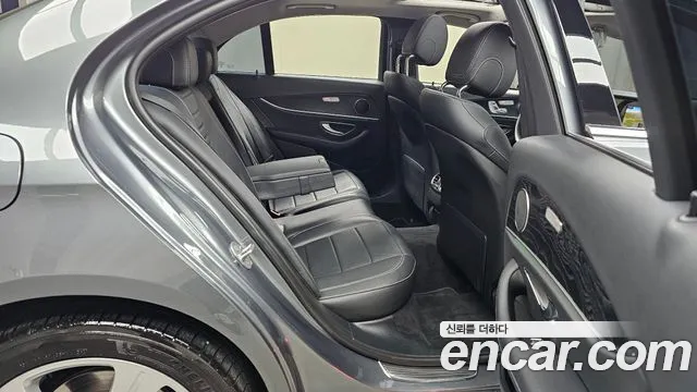 Mercedes-Benz E-Class 2018 — фото 12